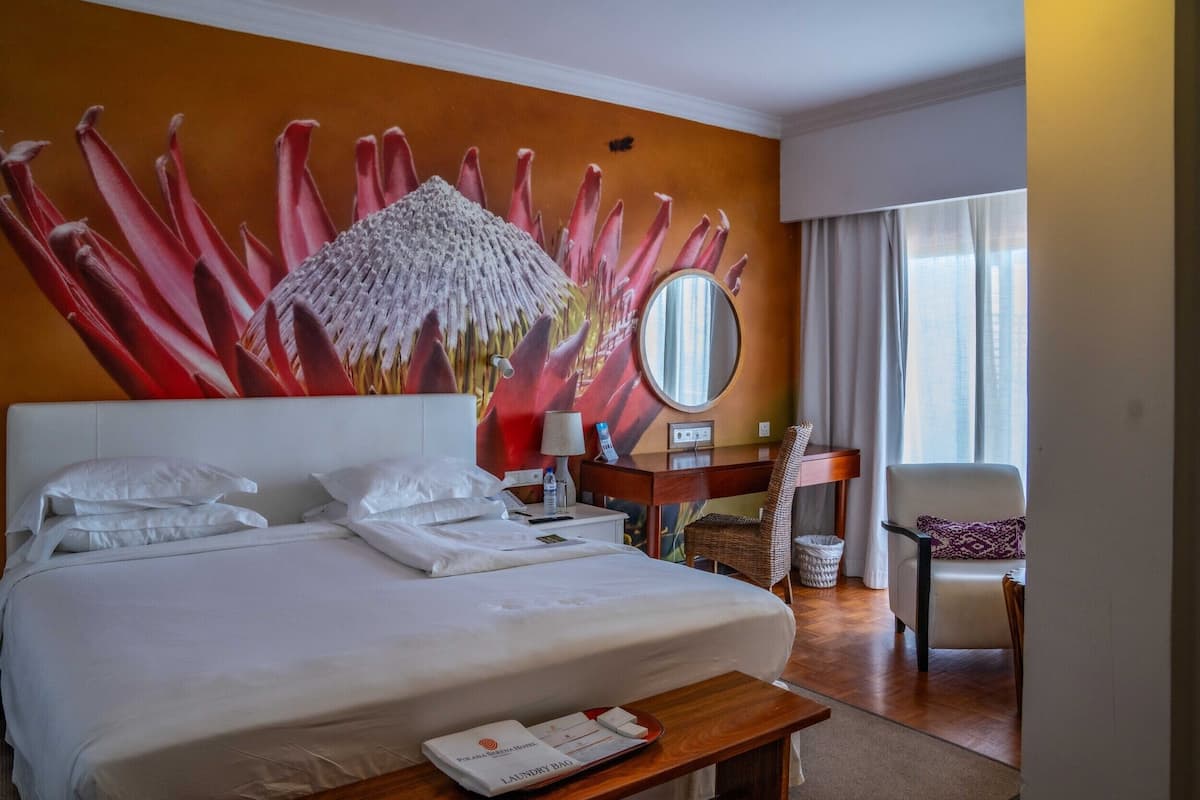 Habitación estándar, vista al océano | Minibar, caja de seguridad en la habitación y escritorio