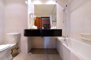 Bañera con ducha, artículos de tocador gratuitos, secador de pelo, bidet