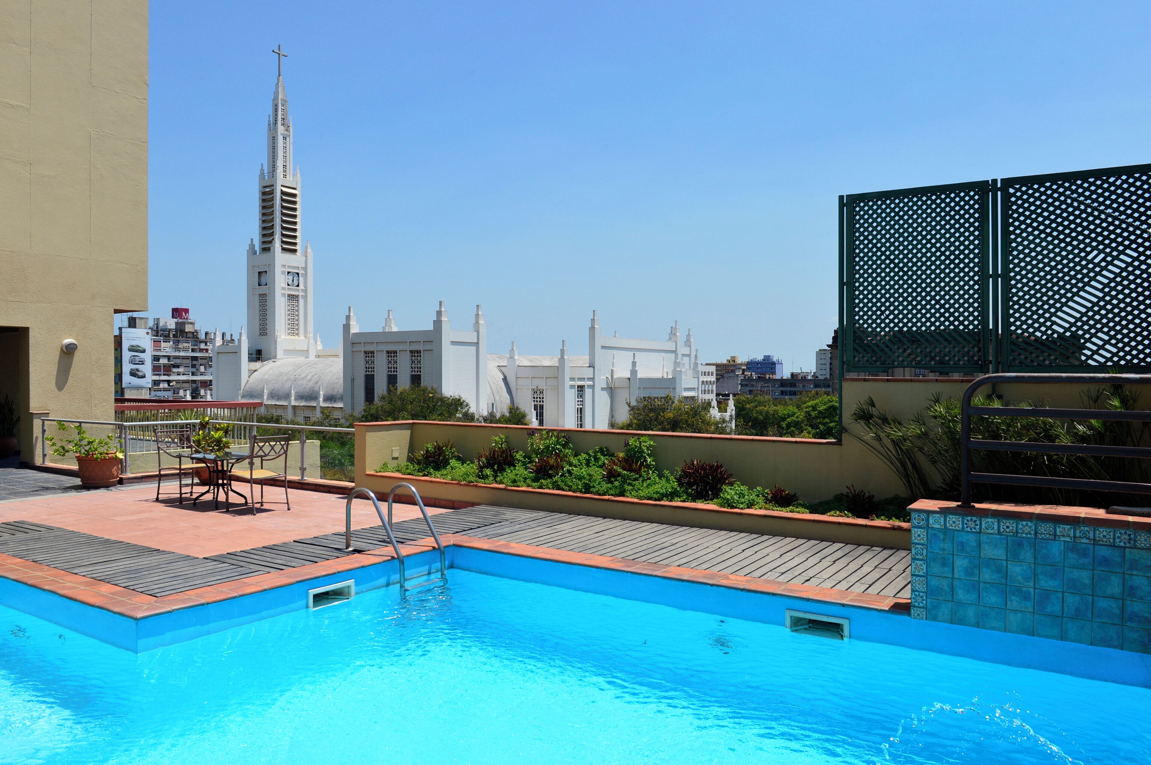 Una piscina al aire libre