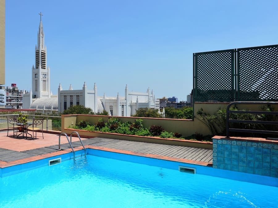 Una piscina al aire libre