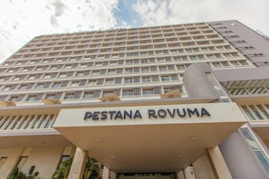 A high-rise building with a sign reading 'Pestana Rovuma.' - Pestana Rovuma (Maputo)