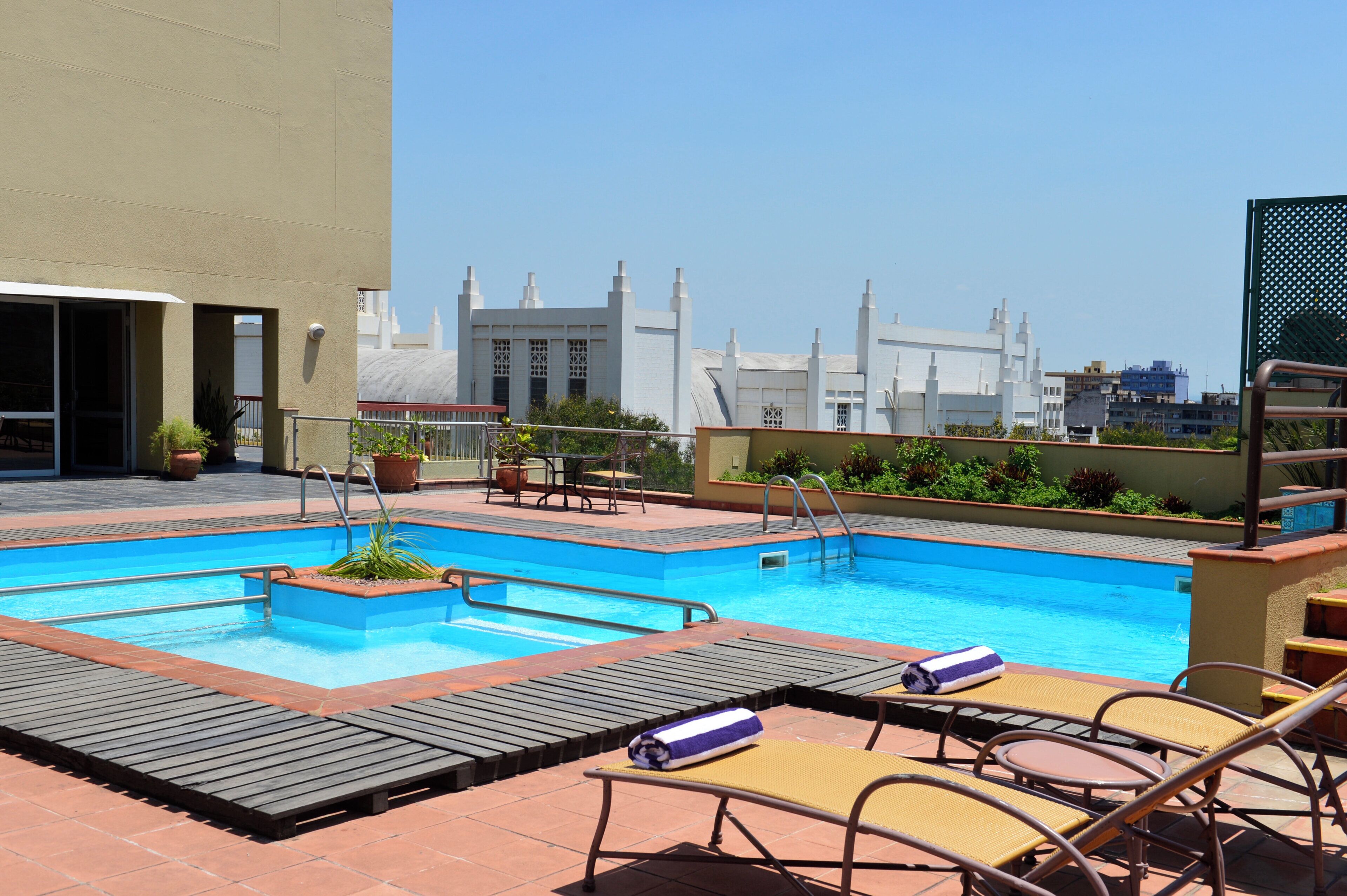 Una piscina al aire libre