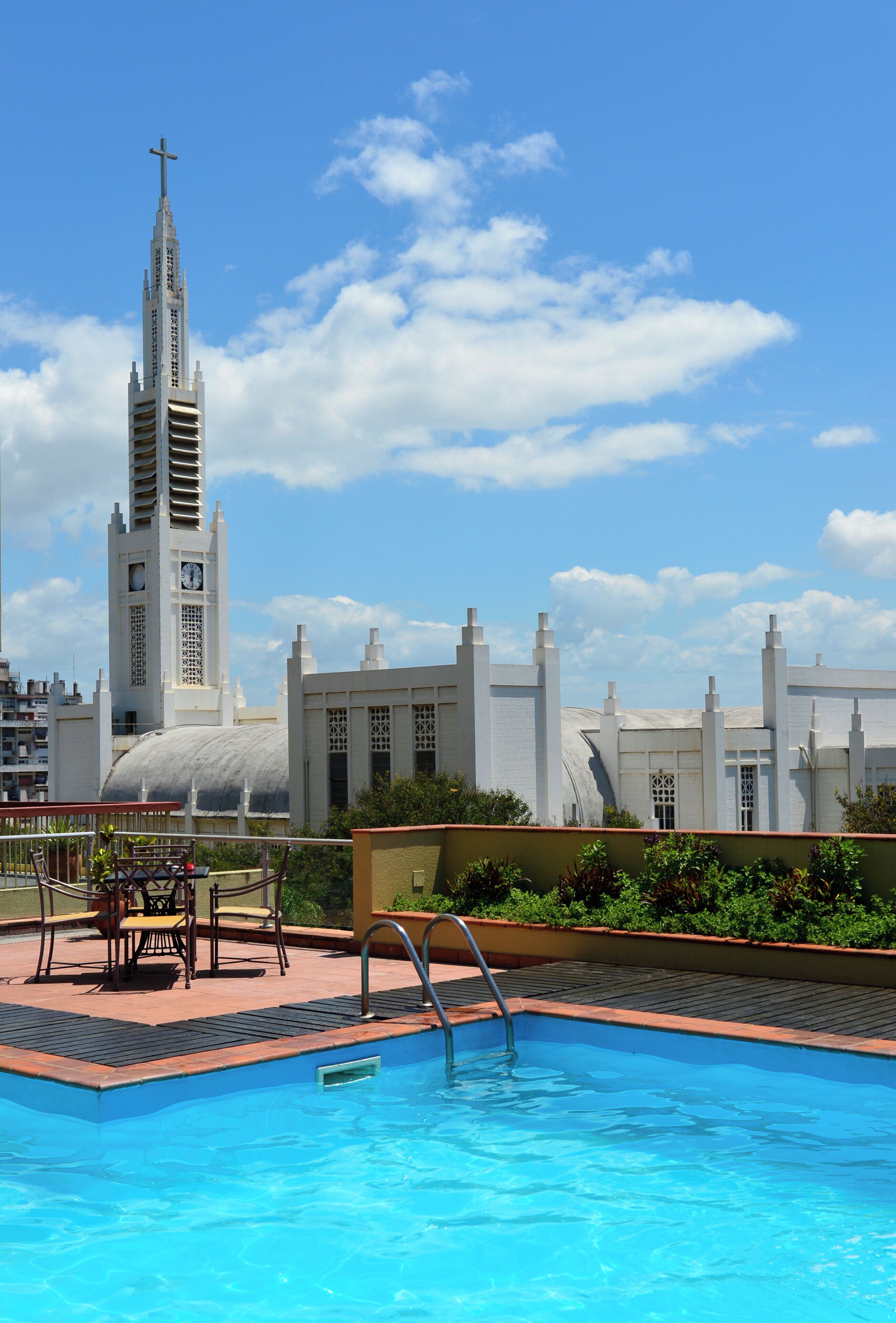 Una piscina al aire libre