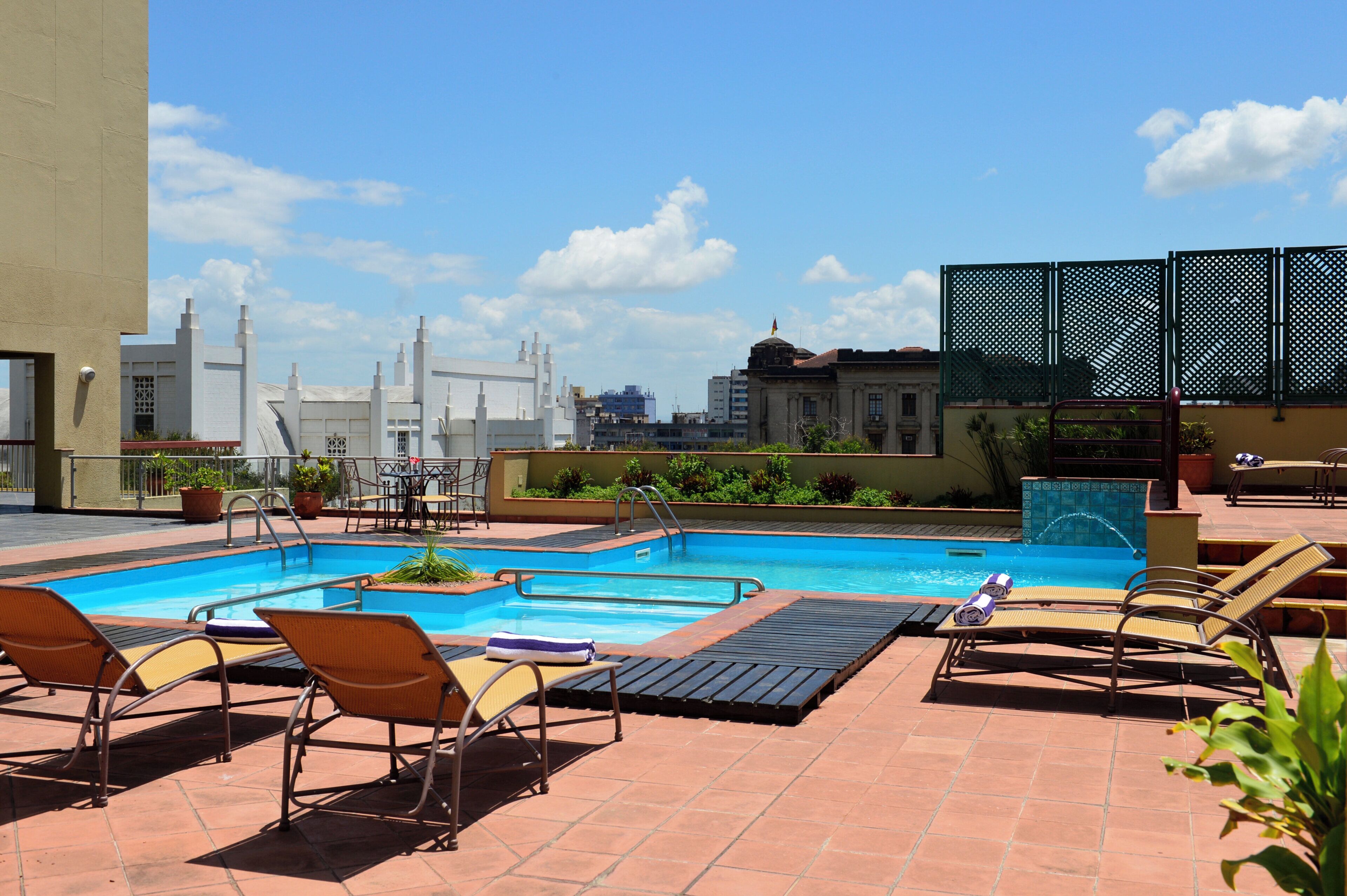 Una piscina al aire libre