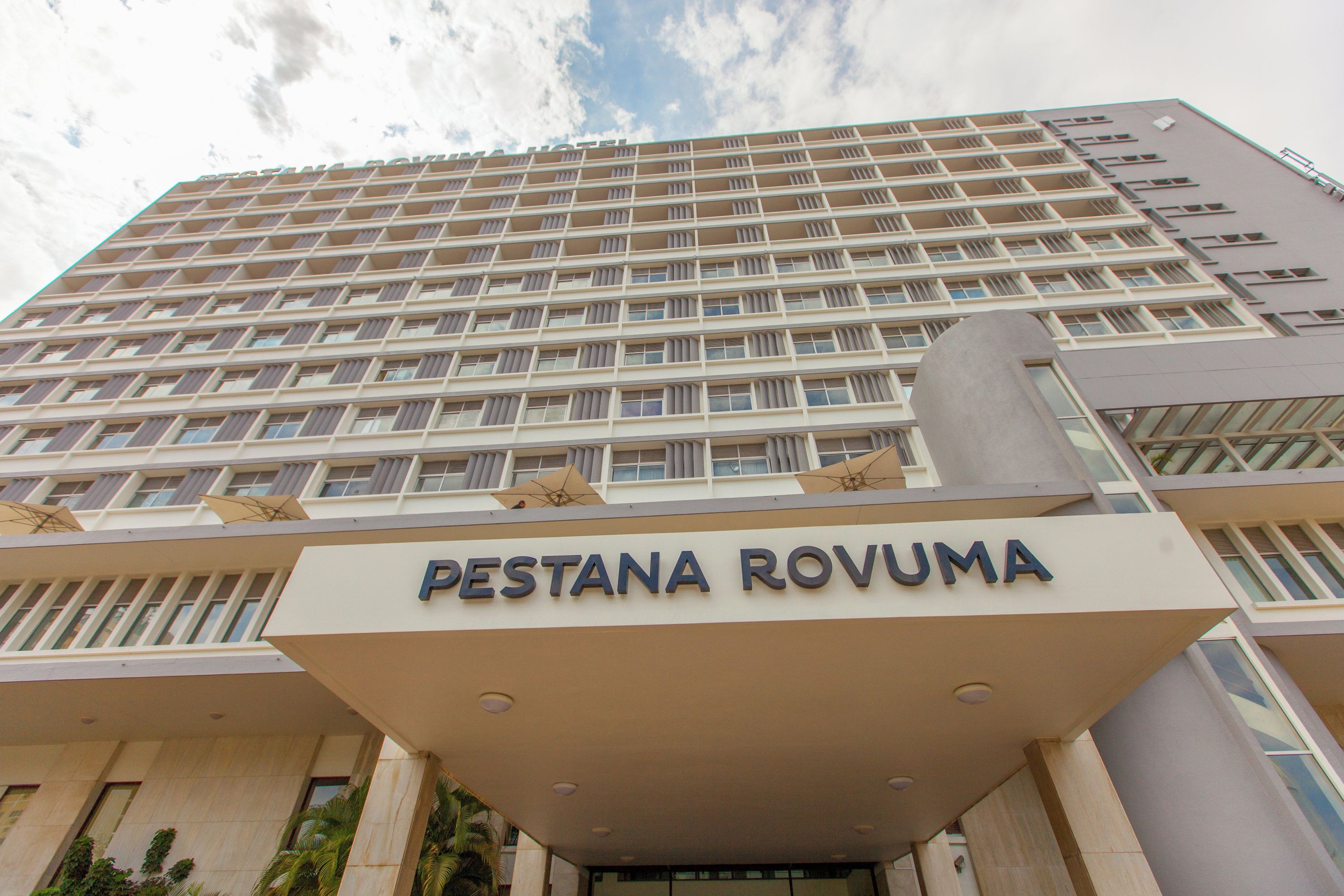 Un edificio de gran altura con un cartel que dice 'PESTANA ROVUMA' en la entrada.