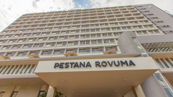 Un edificio de gran altura con un cartel que dice 'PESTANA ROVUMA' en la entrada.