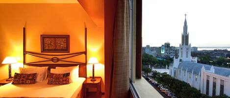 Executive Suite | In-room safe, desk, laptop workspace, blackout drapes