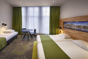 Kolmen hengen comfort-huone, 3 yhden hengen sänkyä | Untuvapeitot, tallelokero huoneessa, työpöytä, silitysrauta/-lauta