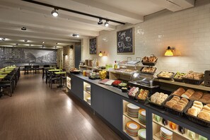 Colazione a buffet, servita tutte le mattine (16 EUR a persona) 