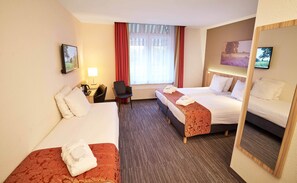 三人房 | 客房内保险箱、办公桌、熨斗/熨板、婴儿床