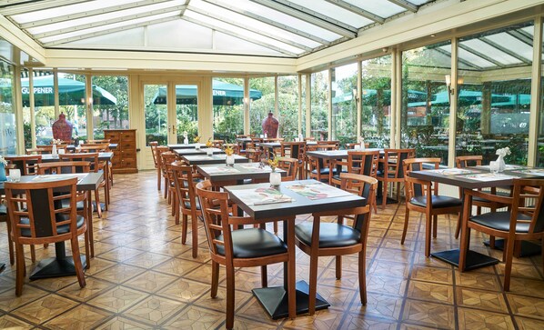 Daily buffet breakfast (EUR 19.50 per person)