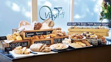 Café da manhã com buffet todos os dias (EUR 19.50 por pessoa)