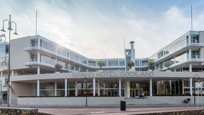 A modern hotel with a curved facade, multiple balconies, and a prominent entrance. - Gooiland Hotel (Hilversum)