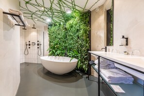 Suite | Badezimmer | Regendusche, kostenlose Toilettenartikel, Haartrockner, Hausschuhe