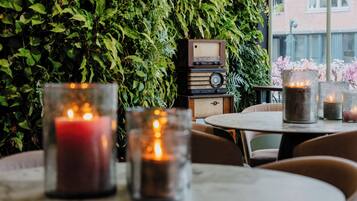 Un ambiente interior acogedor con una mesa, velas y una radio antigua.
