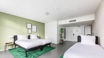 1 habitación, escritorio y espacio para trabajar con laptop