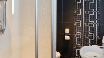 Superior kamer | Badkamer | Milieuvriendelijke toiletartikelen, een haardroger, handdoeken