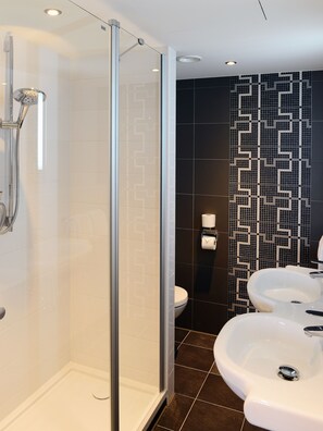 Superior-Zimmer | Badezimmer | Umweltfreundliche Kosmetikartikel, Haartrockner, Handtücher