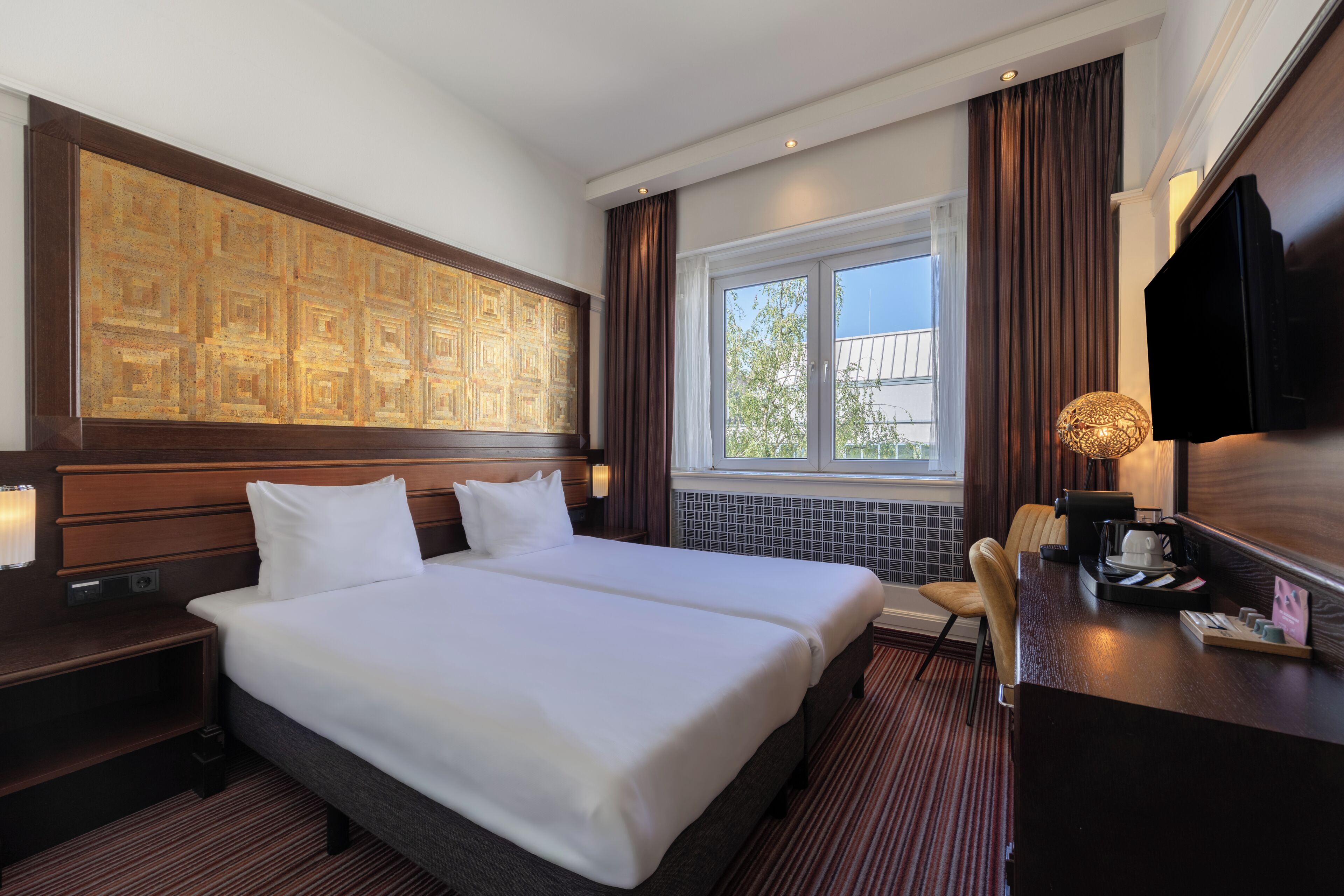 Comfort room | In-room safe, desk, iron/ironing board (on request), free WiFi