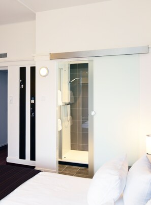 Caja de seguridad en la habitación y escritorio 