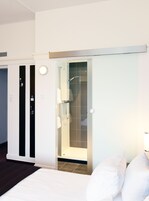 Quarto luxo | Cofres nos quartos, escrivaninha, ferros/tábuas de passar roupa