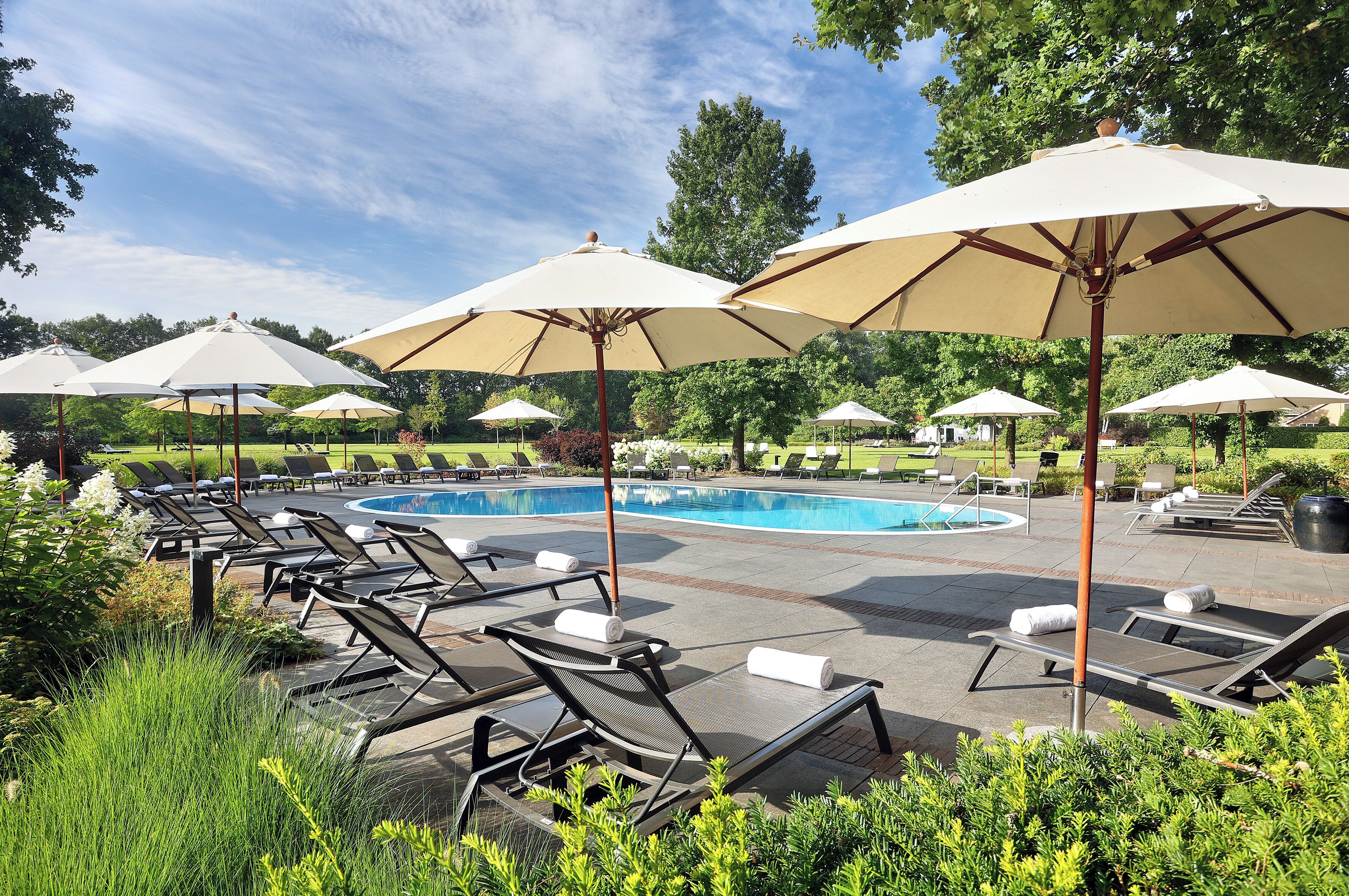 Een binnenzwembad, een seizoensgebonden buitenzwembad