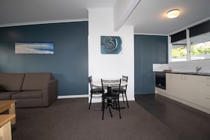 Family Room | Premium bedding, desk, iron/ironing board, free WiFi - The Avenue Hotel (Whanganui)