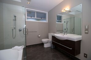 Executive-Studio | Badezimmer | Umweltfreundliche Kosmetikartikel, Haartrockner, Handtücher, Seife