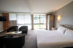 Studio Executive | Bộ đồ giường cao cấp, trang trí khác biệt, bàn 