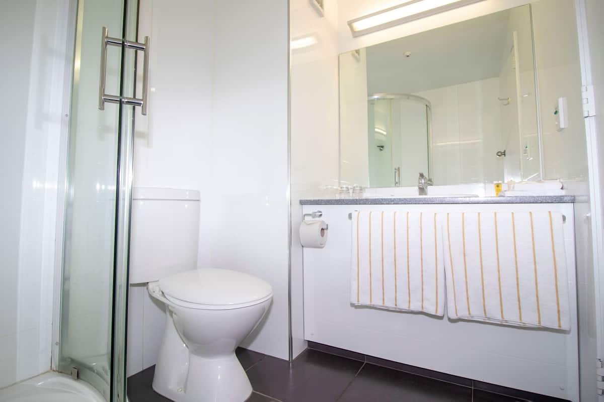 Badrum | Dusch, miljövänliga toalettartiklar, hårtork och handdukar