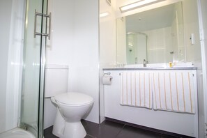 Amenidades de baño ecológicas, secadora de cabello, toallas, jabón