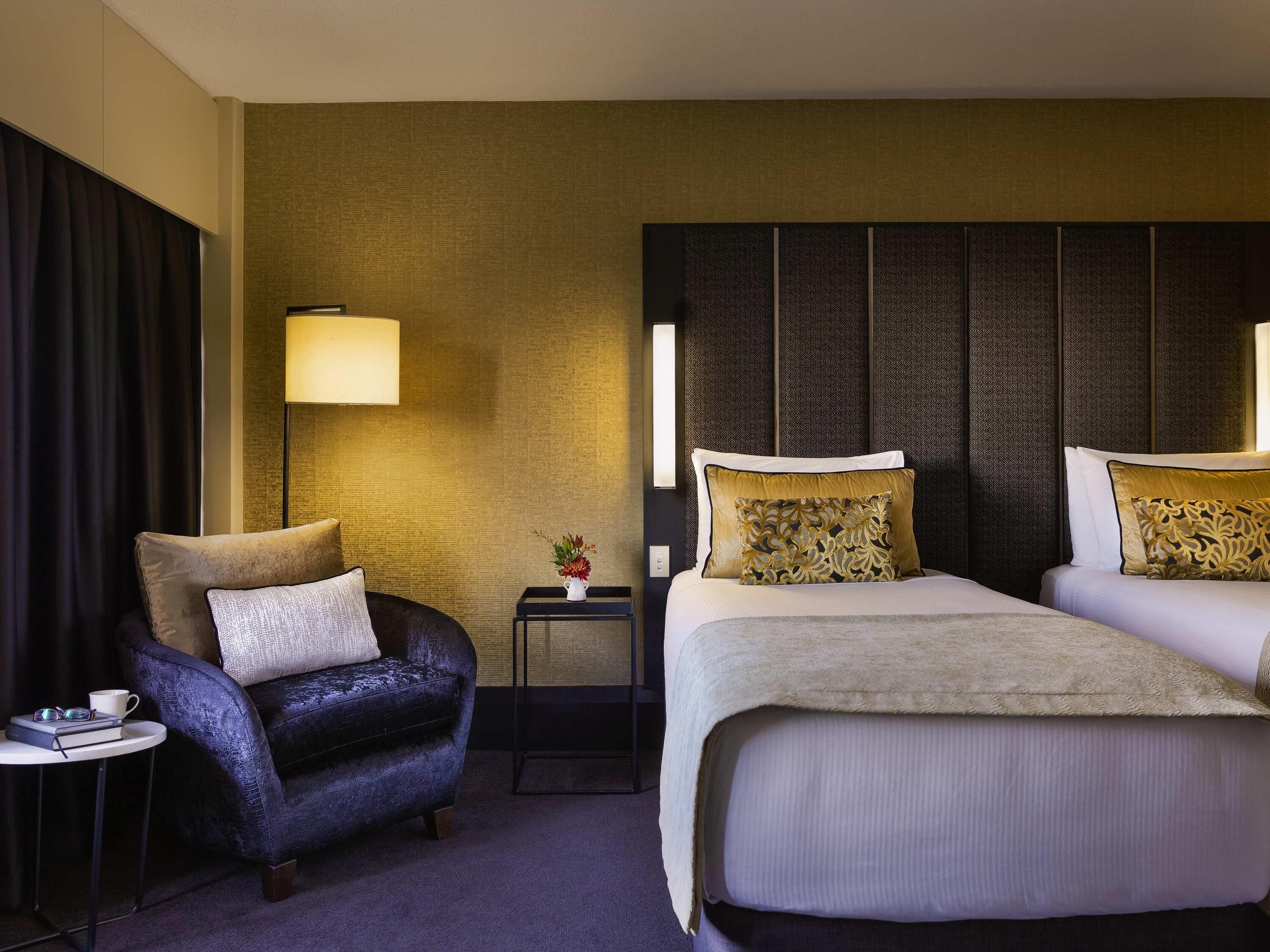 Hochwertige Bettwaren, Select-Comfort-Betten, Zimmersafe, Schreibtisch