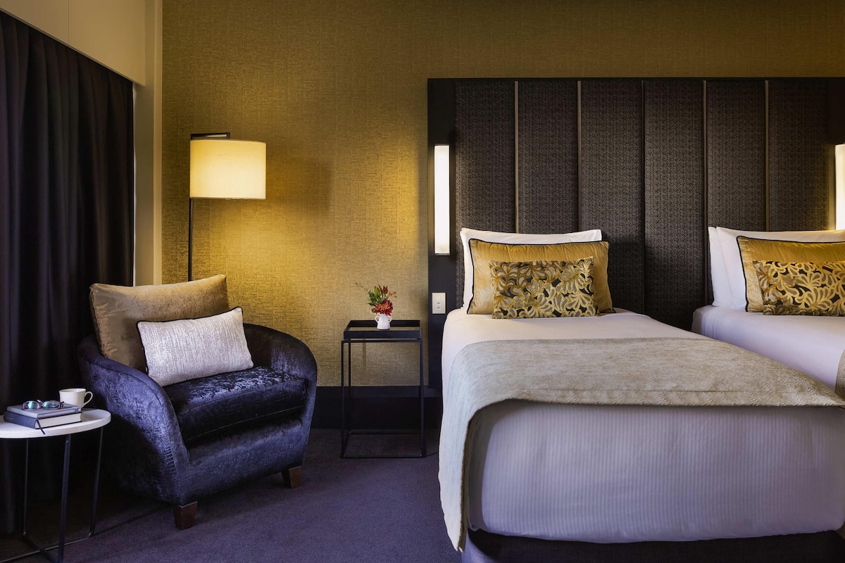 Seprai premium, tempat tidur Select Comfort, brankas, dan meja kerja