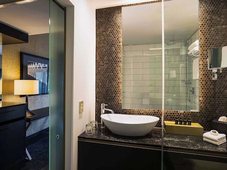 Shower, rainfall showerhead, eco-friendly toiletries, hair dryer. Mövenpick Hotel Wellington