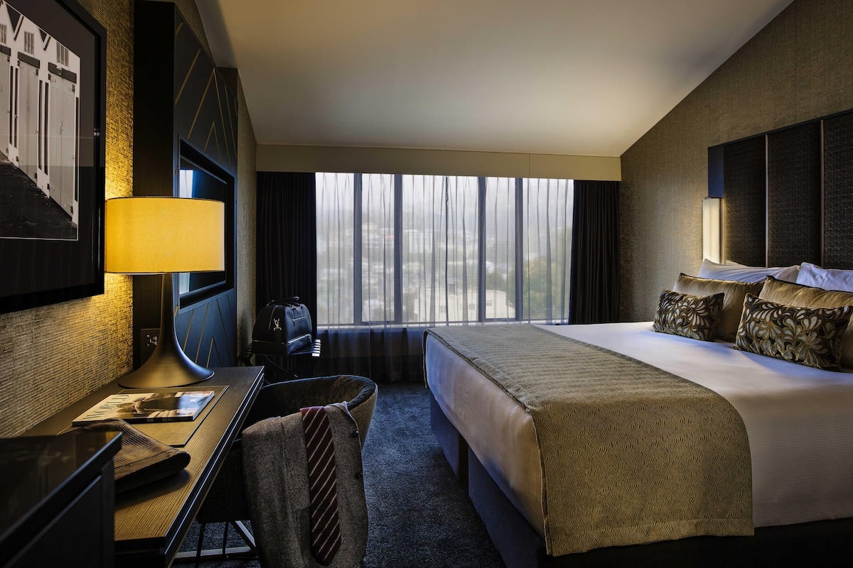 Superior Room, 1 King Bed | Premium bedding, Select Comfort beds, in-room safe, desk