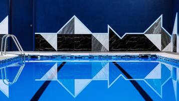 Kapalı yüzme havuzu