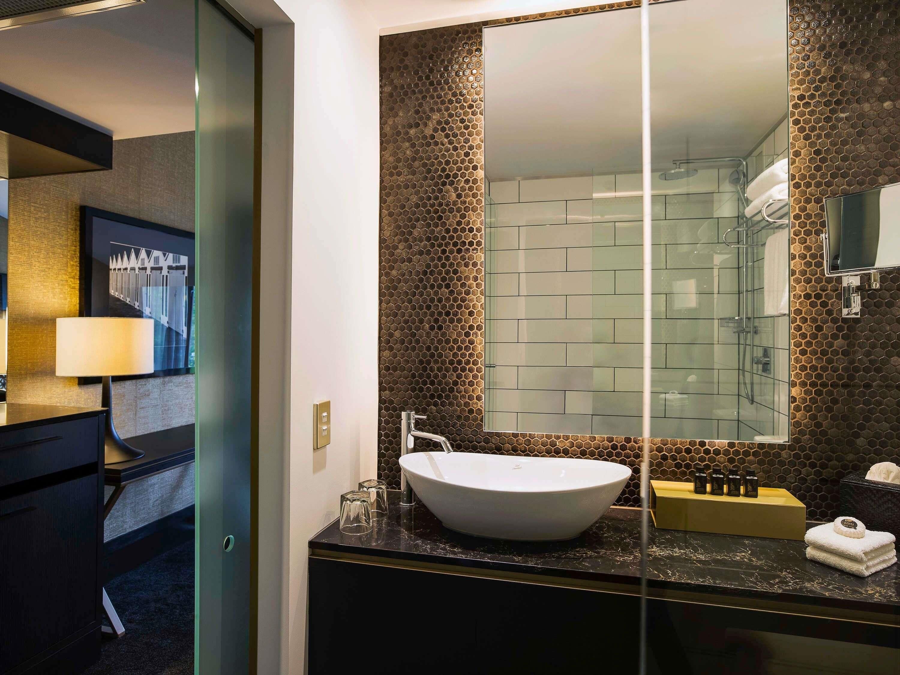 Dusche, Regendusche, umweltfreundliche Kosmetikartikel, Haartrockner