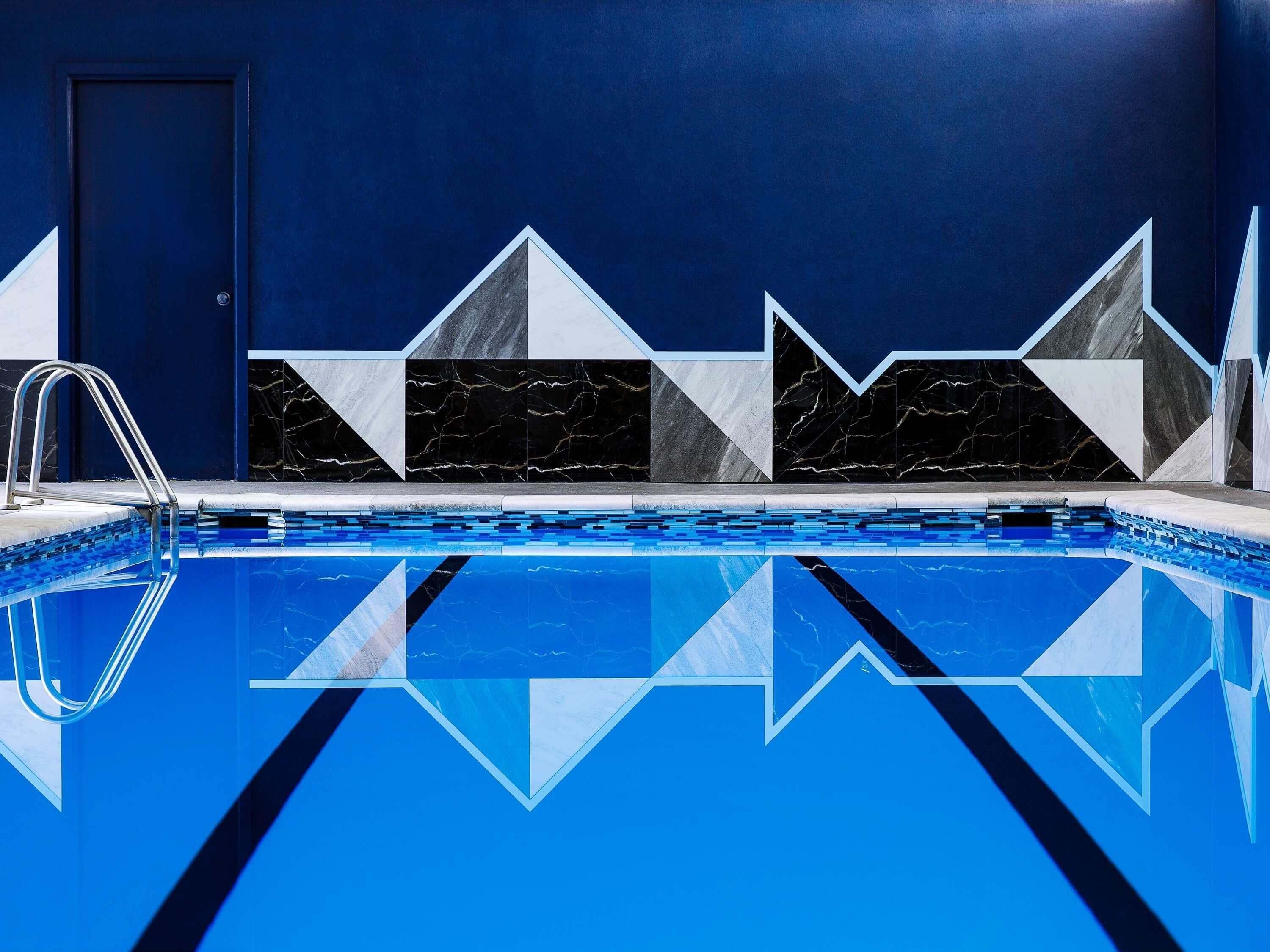 Una piscina cubierta