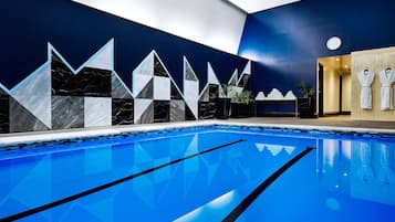 Una piscina cubierta