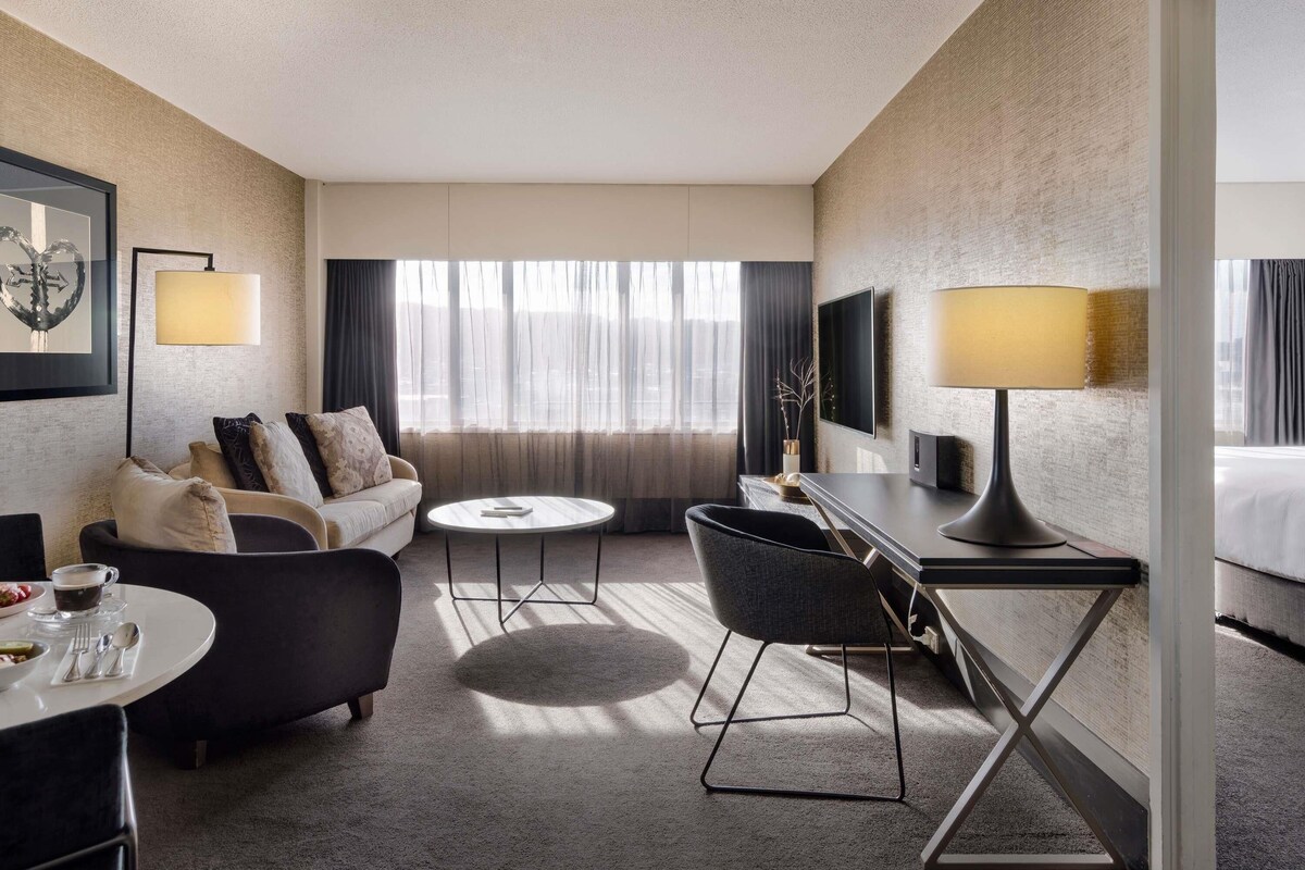 ห้องแฟมิลี่สวีท, เตียงคิงไซส์ 1 เตียง | เครื่องนอนระดับพรีเมียม, เตียง Select Comfort, ตู้นิรภั  ยในห้องพัก