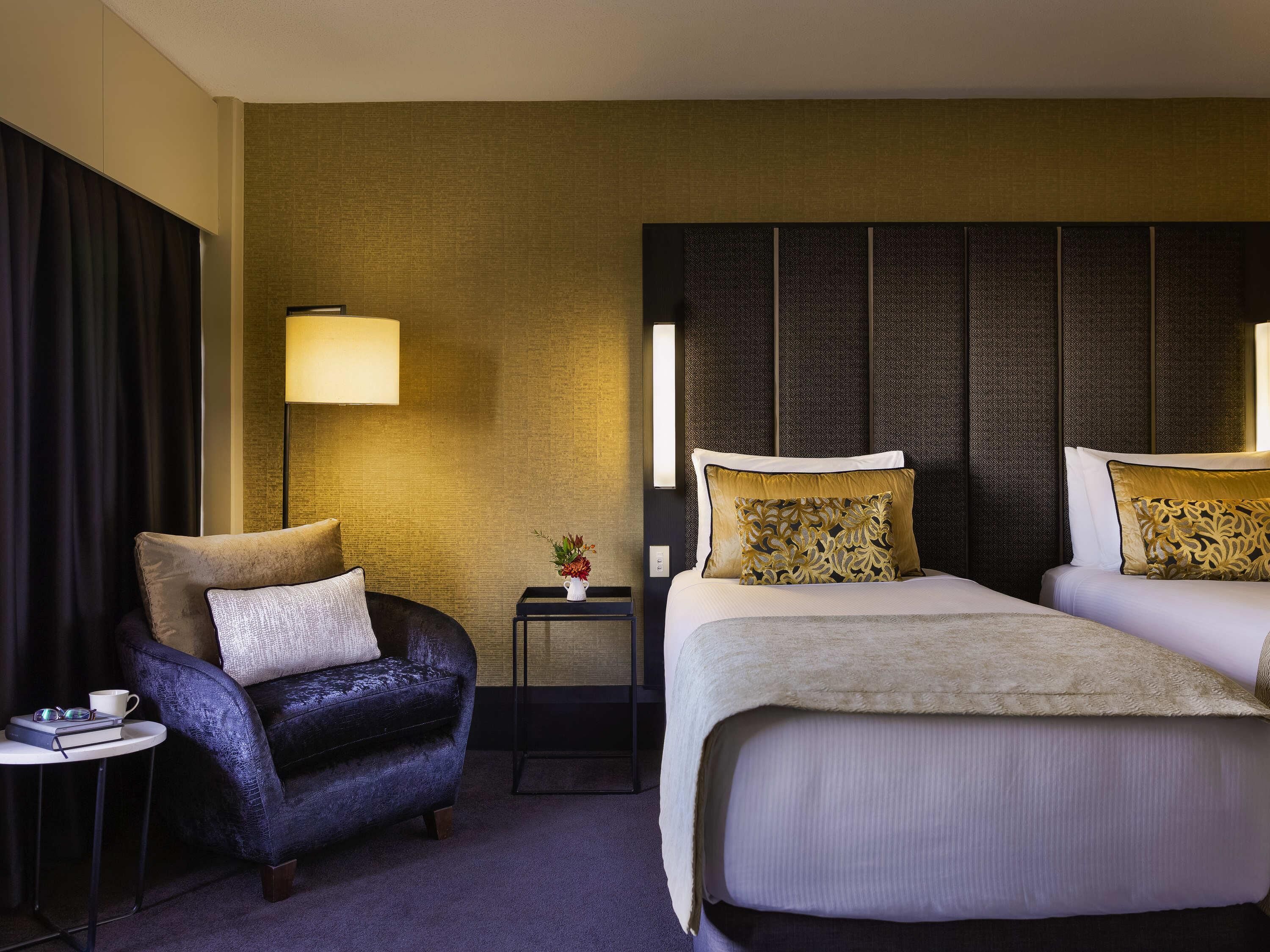 Hochwertige Bettwaren, Select-Comfort-Betten, Zimmersafe, Schreibtisch