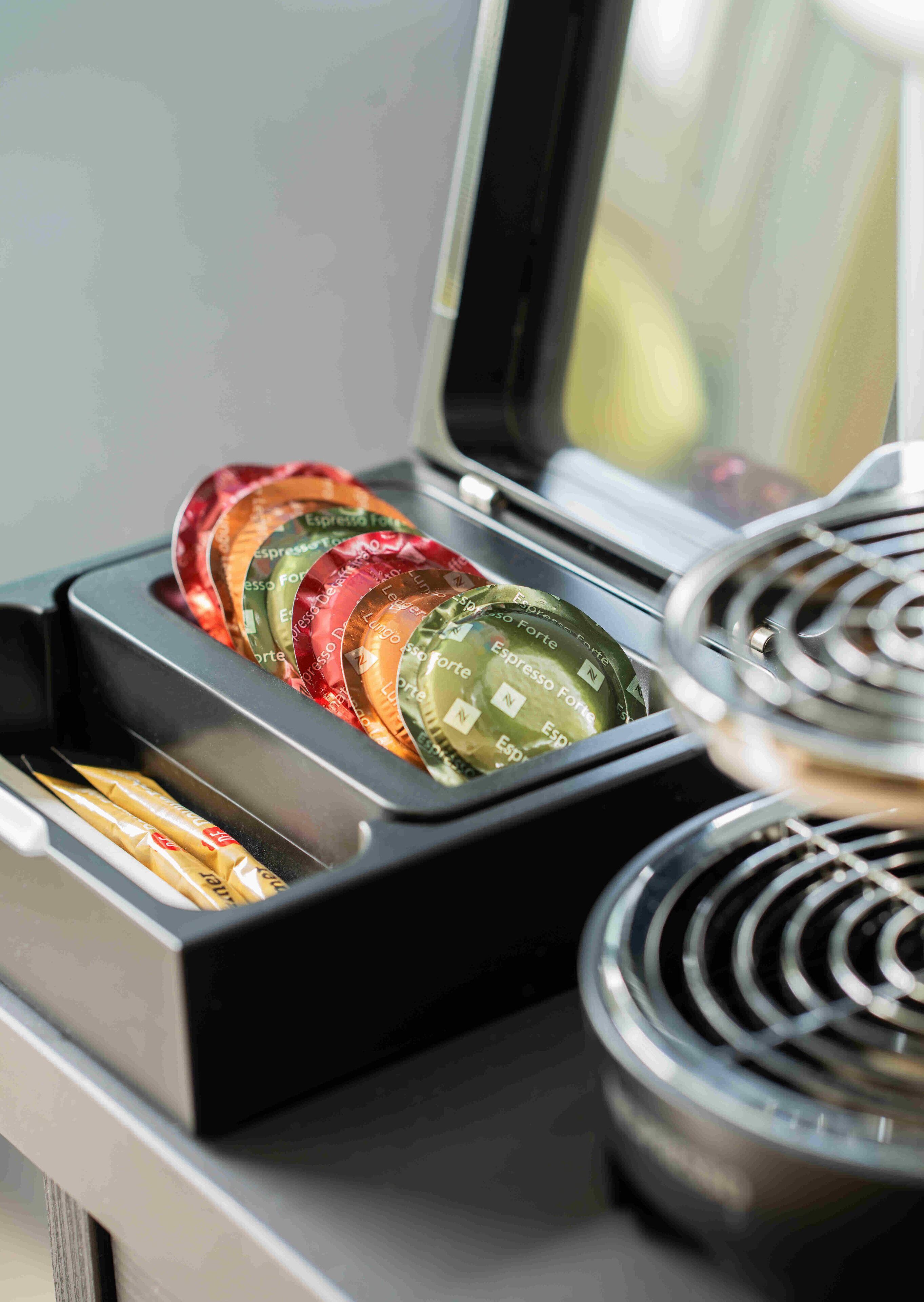 business room, non smoking | hypo-allergenic bedding, minibar, in-room safe, individually decorated