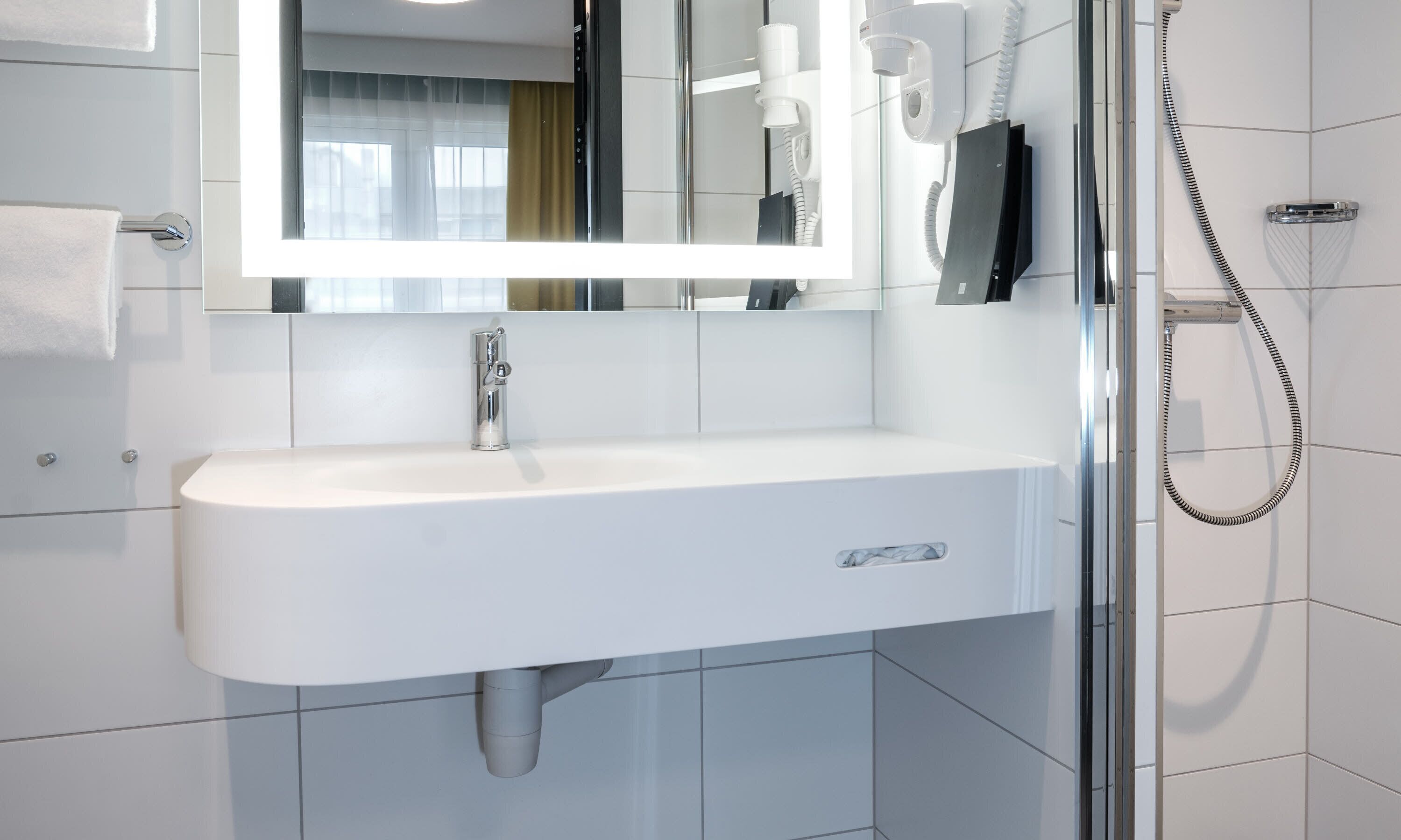 junior suite, non smoking | bathroom | shower, free toiletries, hair dryer, heated floors