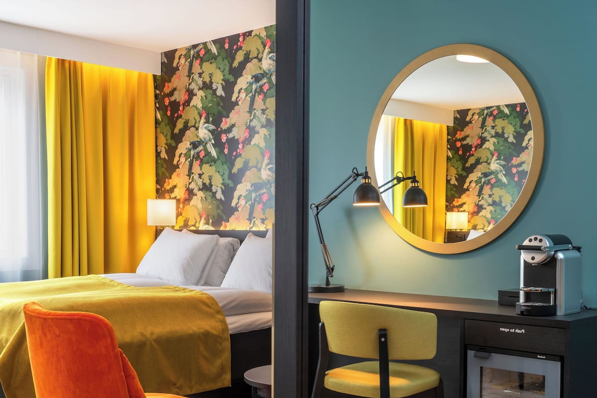 Quarto superior, para não fumantes | Roupas de cama antialérgicas, frigobar, cofres nos quartos