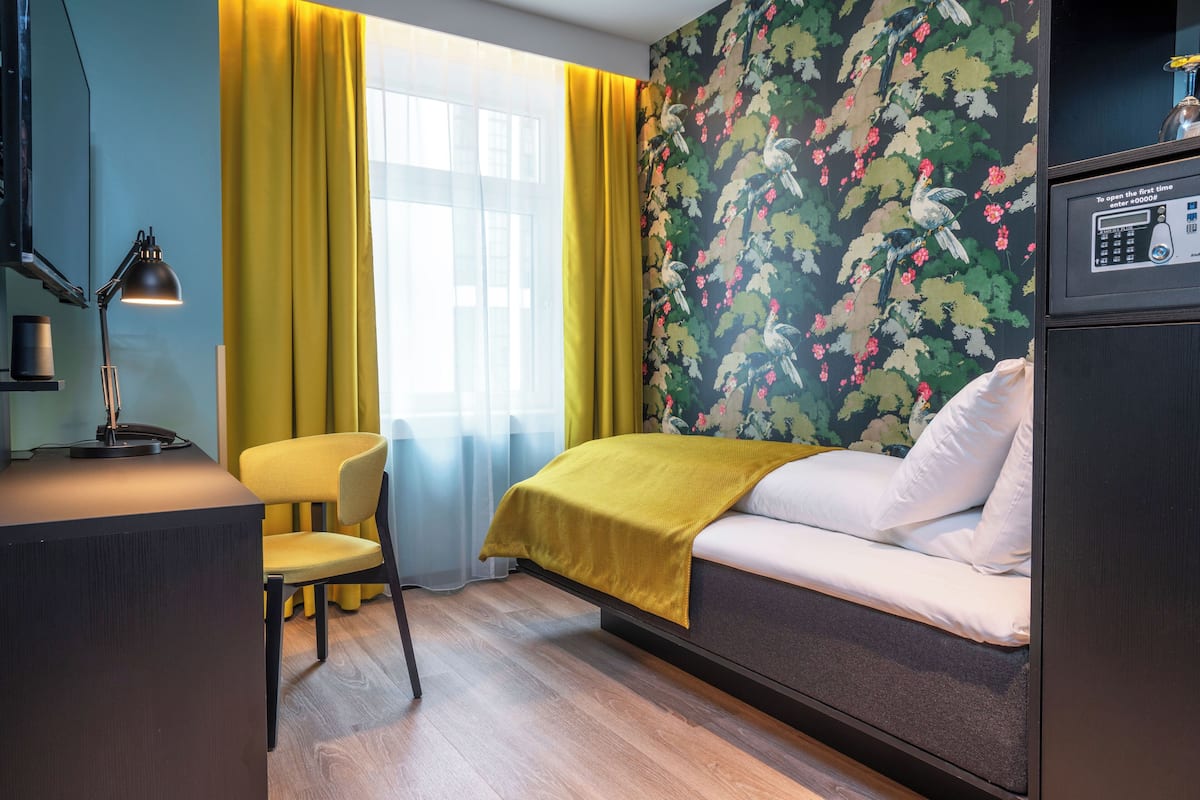 Quarto solteiro standard, para não fumantes | Roupas de cama antialérgicas, frigobar, cofres nos quartos