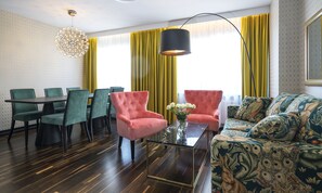 Suite | Caja fuerte, escritorio, cortinas opacas y tabla de planchar con plancha