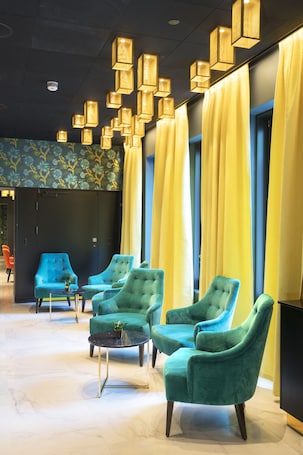 Lobby sitting area. Thon Hotel Orion