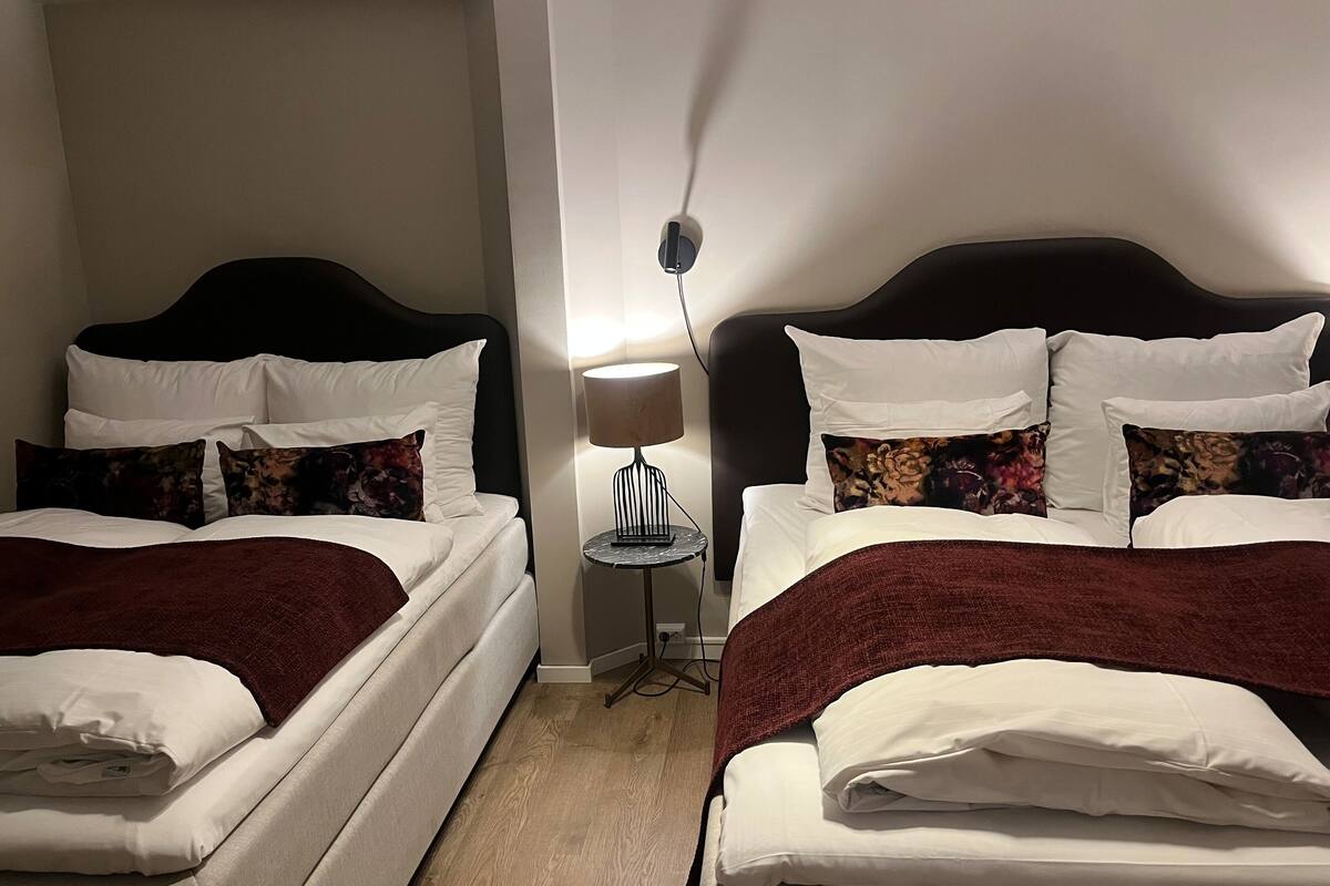 Familierom (Family room). | Down comforters, pillowtop beds, blackout drapes