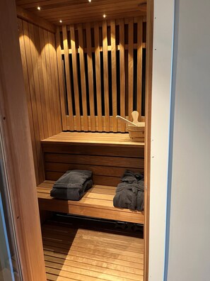 Juniorsuite med badstu | Bathroom | Designer toiletries, hair dryer, heated floors, towels