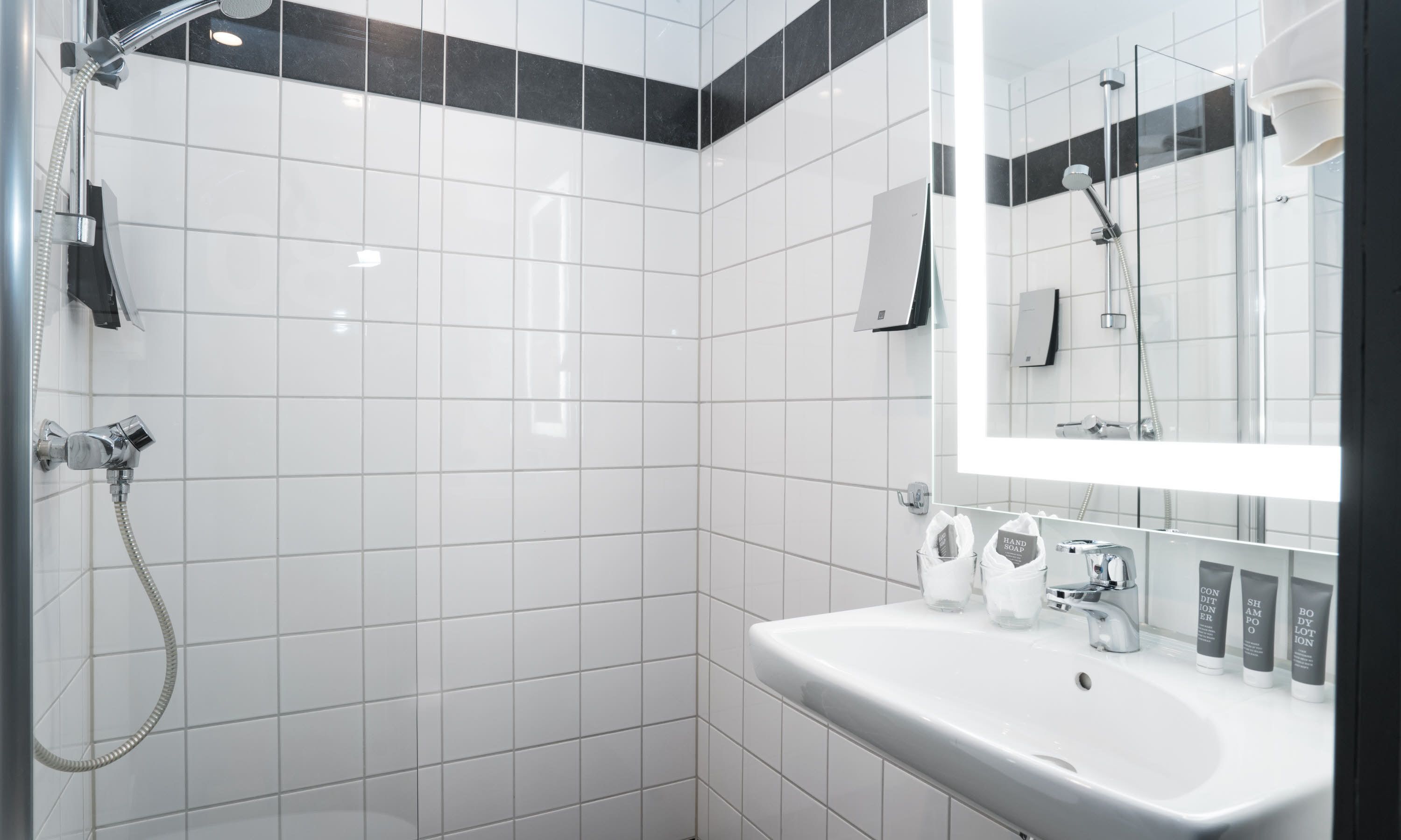 shower, free toiletries, hair dryer, towels